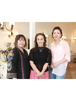 白を基調としたエレガントな店内でオシャレで明るいスタッフが皆様のご来店をお待ちしております★