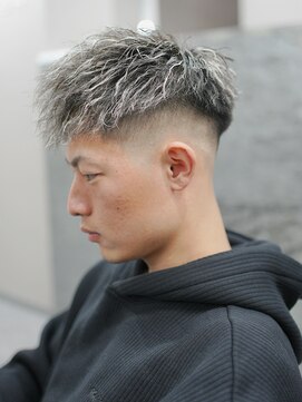 スラッシュ(SLASH) ツイストパーマ/短髪/ホワイトメッシュ/スキンフェード/姫路