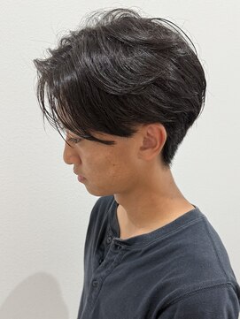 ヒュイル バイ ニアウ(Hwyl by Niau) メンズセンターパートニュアンスパーマリバースパーマ刈り上げ