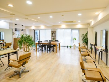 ノックス(NOCKS)の写真/【上質なくつろぎ空間】広々とした店内で、髪も心もリラックスできるサロンタイムをお過ごしください♪