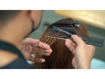 ファイ カラースタジオ(PHI COLOR STUDIO)の写真/N.Y.式ハイライトで立体感のある上品な仕上がりに/ハイライト/インナーカラー/バレイヤージュ/カラー専門店