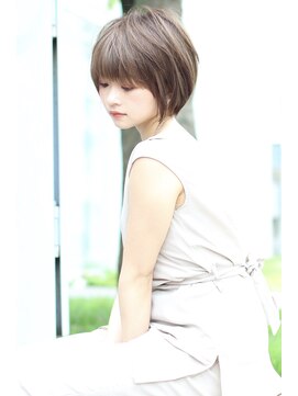 アンド ストーリーズ(&STORIES) 耳かけ/ショートボブ/フォギーベージュ/ウェーブパーマ【江角】