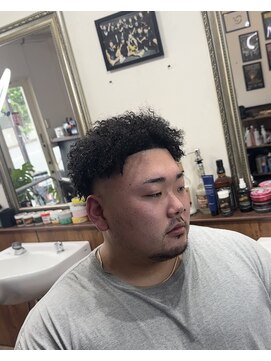 タツミサンジュウサン(TATUMI33) 針金パーマ　テーパーフェード