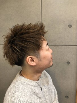 バルビエーレ アーディ(Barbier Adi) アップバング&ツーブロックスタイル