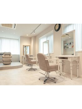 白を基調とした落ち着いた雰囲気のプライベートサロン《kiri》お客様一人ひとりの個性と魅力を引き出します