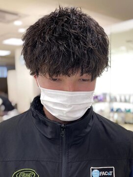 シャルムバイケンジ(Charm.by KENJE) メンズパーマ波巻きツイストスパイラル刈り上げセンターパート