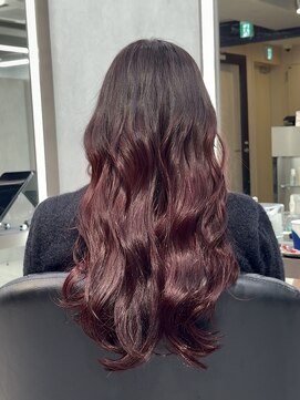 大人っぽいボルドーカラーに艶々巻き髪◎