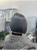 グレージュ×ぱつっとボブ