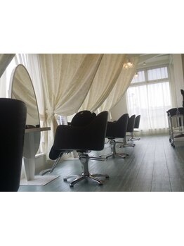大人女性の髪の悩みを解決してくれるサロン。洗練された空間&高い技術で、癒しと理想のスタイルをお届け。