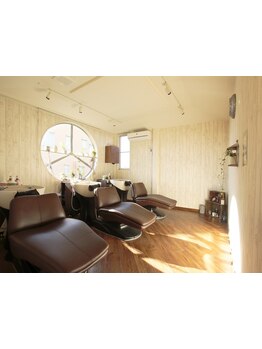 プライベートな空間が◎温かな陽射しが入る明るい雰囲気の店内で心地良いサロンタイムを過ごしませんか？