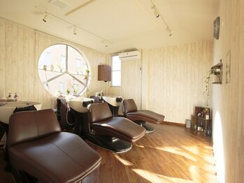 ヘア フーレ(hair foulee)の写真/プライベートな空間が◎温かな陽射しが入る明るい雰囲気の店内で心地良いサロンタイムを過ごしませんか?