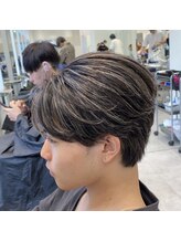 〈ニュアンスパーマのメンズハイライト〉 締麗な毛流れで、大人男子な印象に！（men's/センターパート）