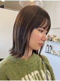 切りっぱなしボブ　ブルーブラック　ブリーチカラー　暗髪