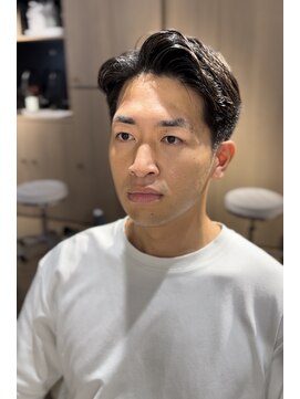 ウノプリールヴァモス(unopulir Vamos) 30代大人の渋め七三分け大人パーマ