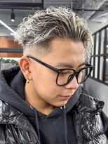 ニコ トウキョウ ロジック(nico TOKYO Logic)&nbsp;極道パーマホワイトメッシュフェード短髪メンズ髪型