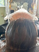 カラー後に【頭浸浴】を5分追加。頭皮・髪の状態をリセットし、トリートメントの浸透を高めます。