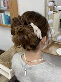 大きめカールのアップヘア