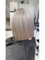 シャラ(Shala)&nbsp;白っぽい色×ボブ20代