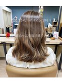 大人女性のための白髪ぼかしハイライトミディアムスタイル