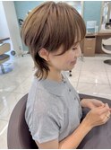 明るめアッシュベージュのショートウルフ