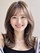 サーカス バイ ビュートリアム 青山(CIRCUS by BEAUTRIUM)&nbsp;レイヤーカット ミディアム 白髪ぼかしハイライト 脱白髪染め