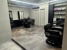 Rezallure 大塚店【9月１日NEW OPEN（予定）】の雰囲気（広々とした空間でのカット）