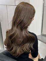 ベレーザシェルト(Beleza scelto)&nbsp;2703キレイめカジュアル栗色黒髪モノトーングレージュ艶感波巻き