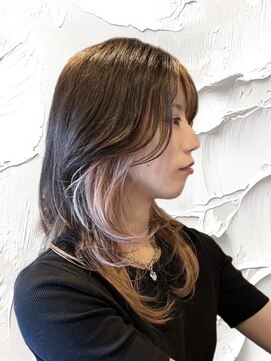 レア(Lea) 顔周りレイヤーカット × ピンクベージュ