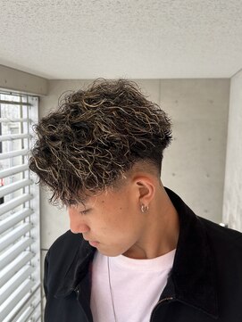 ソレアメンズ(solea men's) 【1番かっこいい}バロックパーマ×金メッシュ
