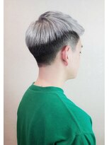 フルショウ 梅田(FURUSHO) ホワイトブロンド 刈り上げショート ブリーチデザイン