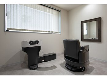 ヘアサロン カミヤ(Hairsalon KAMIYA)の写真/1F部分を5月リニューアル！隠れ家サロンでマンツーマン施術◎お悩み相談しやすい空間です☆