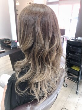 ビューティークラブジェイ アルパーク前店(Beauty club.J) グラデーション、グレー