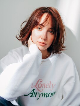 シー 岡崎(,SHE) 外国人風ボブ