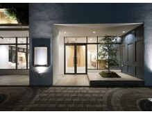 アルシュ エモーション(ARCHE emotion)の雰囲気（ガラス張りで解放感のあるお店です！）