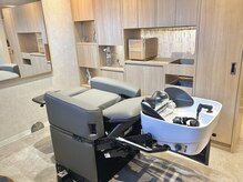 コンフィー(comfy)の雰囲気（セット椅子がシャンプー台になるので動く必要がありません。）