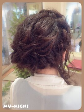 後れ毛が可愛い！ サイド寄せアップ