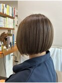 グレージュカラーぷつっと前下がりボブ
