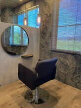 カフェの様な落ち着きある和モダン、半個室のVIP空間