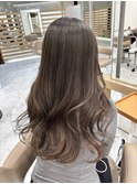 カーキグレージュのくびれロングヘア