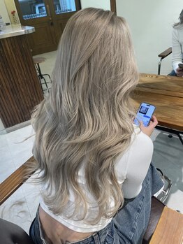 大人白髪のお悩みに合わせて施術します。お洒落な白髪ぼかしもお任せ◎お悩みを解決します―。