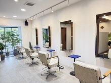 モアナヘア(moana hair)の雰囲気（【店内写真】白を基調に明るい店内です。）