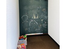 壁一面黒板のキッズルームでお子様もご自由にお過ごしください★