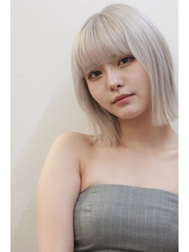 リノショアーズ 元町店(RINOSHORES) 切りっぱなし外ハネぱっつん前髪ボブホワイトシルバーブロンド