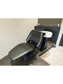 贅沢な完全個室で、あなたにぴったりのヘアスタイルを実現。マンツーマン施術で理想のスタイルを叶えます。