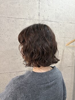 ブルク(bluq)の写真/柔らかい質感のパーマとコテ巻き風パーマで理想のスタイルへ♪