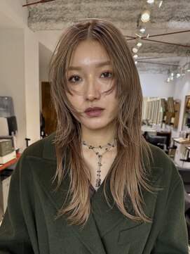 ナループロアツム(Nalu pu loa Tsum) ロングレイヤーカット/ブリーチダブルカラー/オリーブベージュ