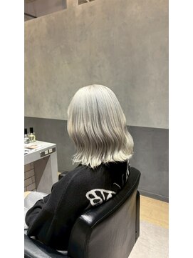 エース(ACE:Re) ゆるふわミディアム/ゆる巻き/シルバーアッシュ/ハイトーン/