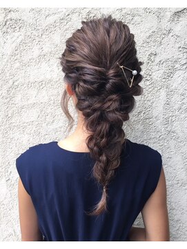 ヘア イズム 表参道(HAIR ISM) ルーズ編みおろしアレンジ