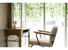 ハク(haku)の雰囲気（【自然光と緑に囲まれたアトリエ調の店内】）