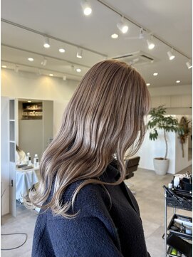 ユエン(YUEN) 中明度ミルクティーベージュ